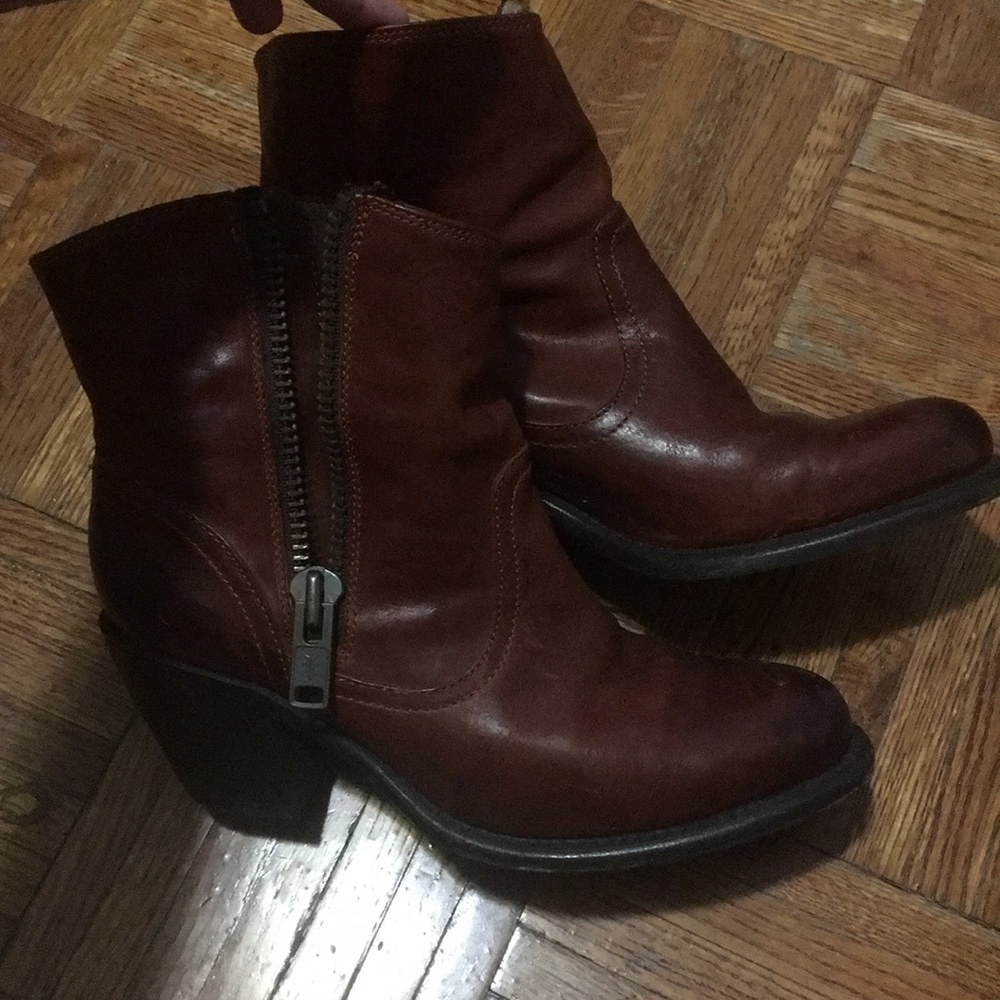 Frye Leslie zip bootie